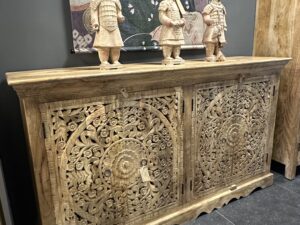 Houtsnijwerk dressoir